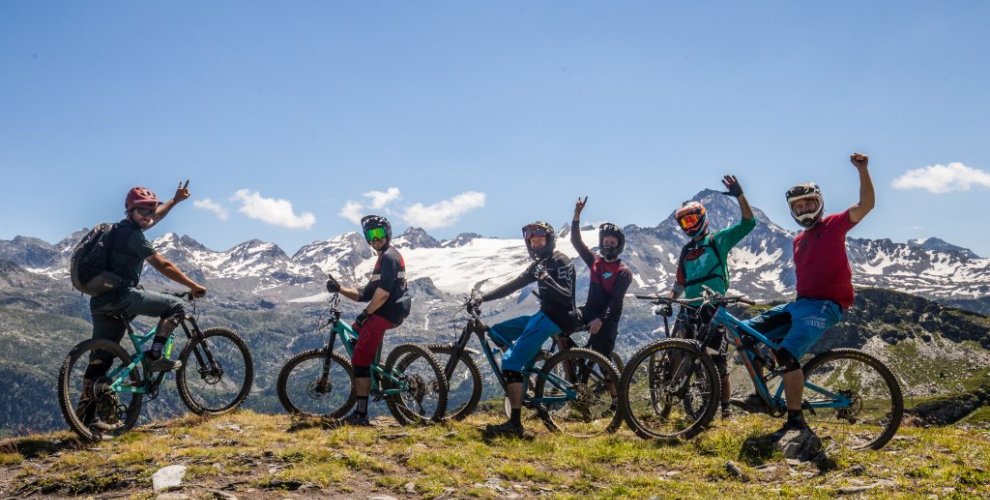 The crew on an aosta valley mtb tour in La Thuile - MTB Beds