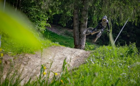Shredding a downhill bike on Le Pleney - MTB Beds
