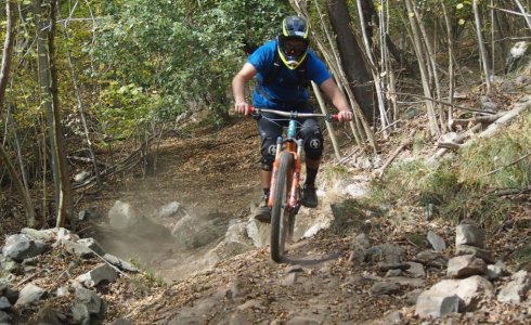 Skipping over rocks with Ride on Noli in Finale Ligure - MTB Beds