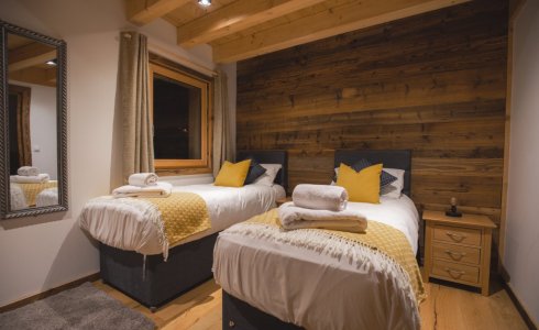 Chalet Five25 ski accommodation twin room